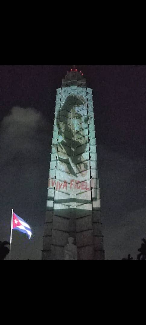 La Plaza de la Revolución, se ilumina para #Cuba y el 🌎 con la imagen de nuestro Comandante en Jefe #FidelCastro en homenaje a su natalicio 98.
#MunicipioBueyArriba.
#ProvinciaGranma
 #FidelPorSiempre