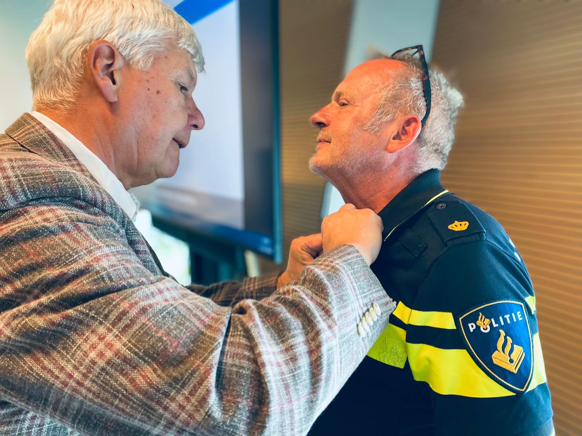 In het diepste geheim iets organiseren voor een politie collega is soms best een uitdaging. Maar het is weer gelukt! Op 13 augustus werd Ben Baan in het bijzijn van zijn collega’s totaal verrast tijdens de briefing van Team Operations van de LX met mooie woorden en #Pensioenhart