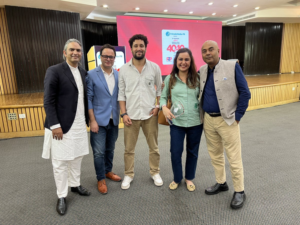 GowharSpeaks's tweet image. Heartfelt congratulations to my colleague and mentor @Nazirkashmiri for winning the e4m Journalism Award in Delhi! Being nominated among the top journalists in India is a testament to your hard work, dedication and excellence in journalism. Proud and inspired! #e4mAwards