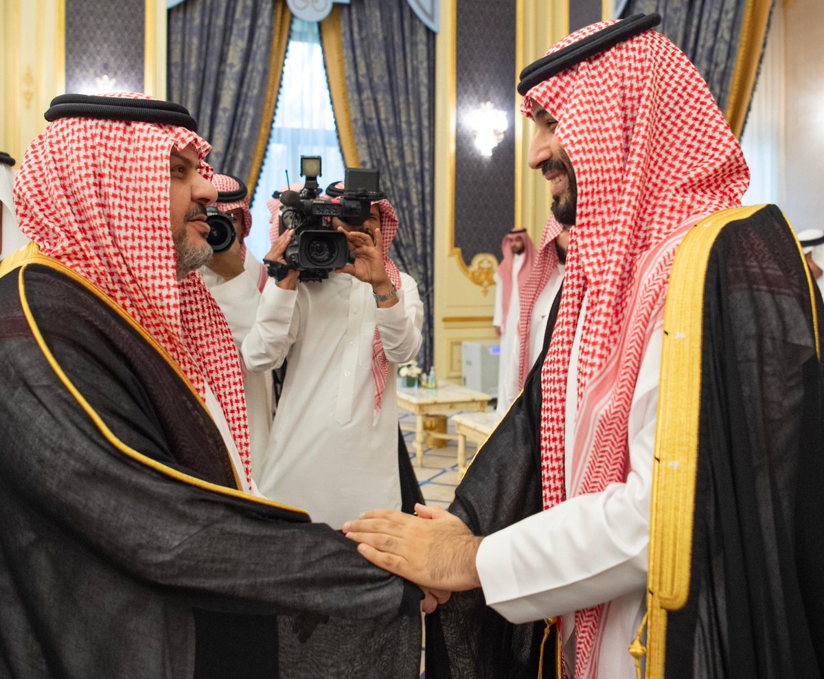 في استقبال سيدي ولي العهد رئيس مجلس الوزراء صاحب السمو الملكي الأمير محمد بن سلمان بن عبدالعزيز حفظه الله ونصره، اليوم في قصر السلام في جدة.
الله لا يحرمنا هالضحكة والبشاشة وكرم الخلق يابو سلمان ويديمك تاج على الرأس❤️❤️🇸🇦🇸🇦