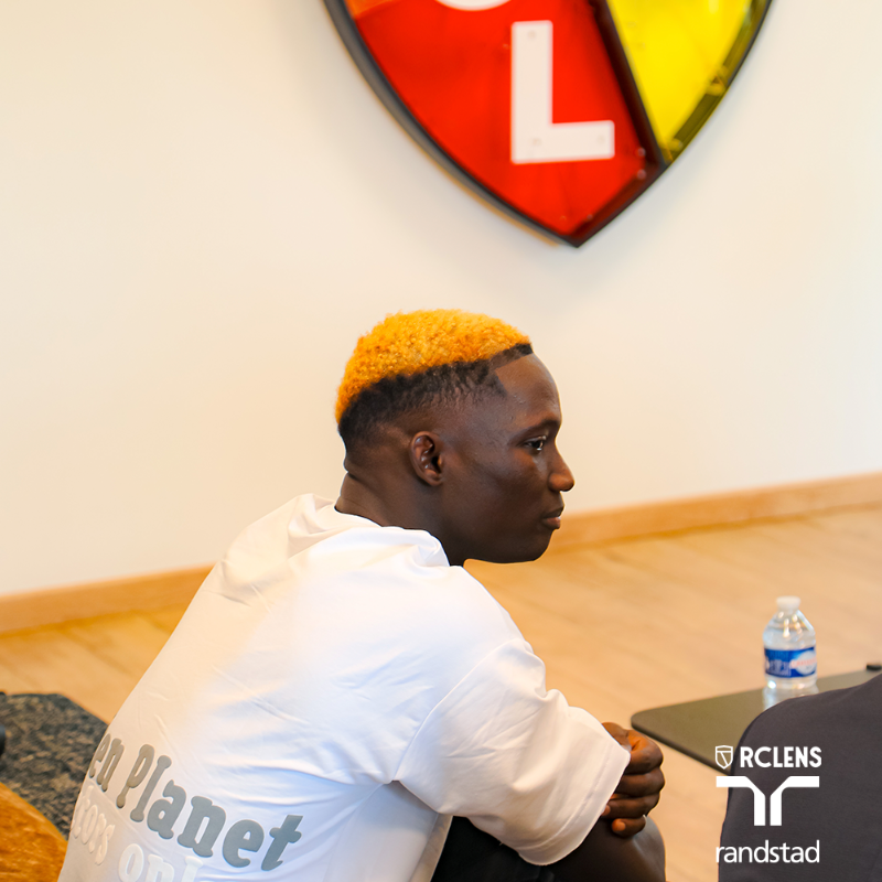 RCLens's tweet photo. 𝗦𝗶𝗱𝗶 𝗕𝗔𝗡𝗘, nouvel athlète débloqué ✅

Défenseur prometteur, le joueur sénégalais de 20 ans a paraphé avec le Racing jusqu’en 2028. ✍️

#FiersDEtreLensois
