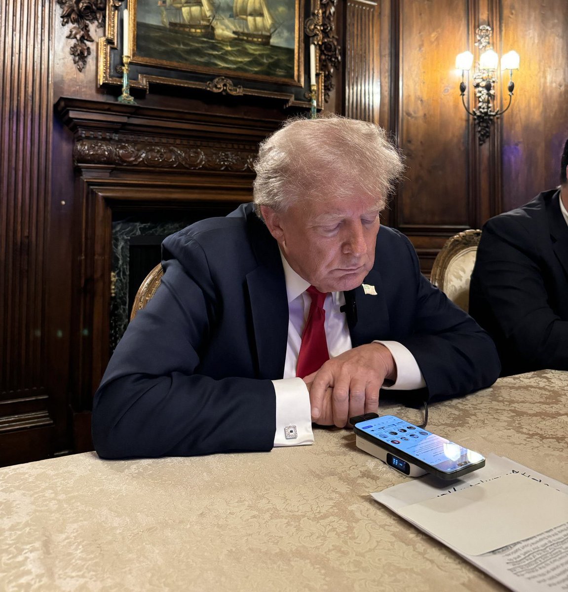 cb_doge's tweet photo. Donald Trump should try using 𝕏 in Dark Mode. https://t.co/kL9a5x8x35