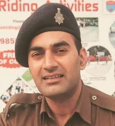 sstchandigarh's tweet photo. "ईमानदारी" खुद तानाशाही के "कठघरे" में 

आज चंडीगढ़ पुलिस से जबरन रिटायर किए गए हेड कांस्टेबल जगजीत सिंह।
गुनाह सिर्फ इतना कि ईमानदारी से नौकरी करते थे और भ्रष्टाचार के खिलाफ आवाज उठा रहे थे।
सबका इस अन्याय के खिलाफ आवाज उठाना बहुत जरूरी है।
@PMOIndia @AmitShah https://t.co/2QG5htzk5M