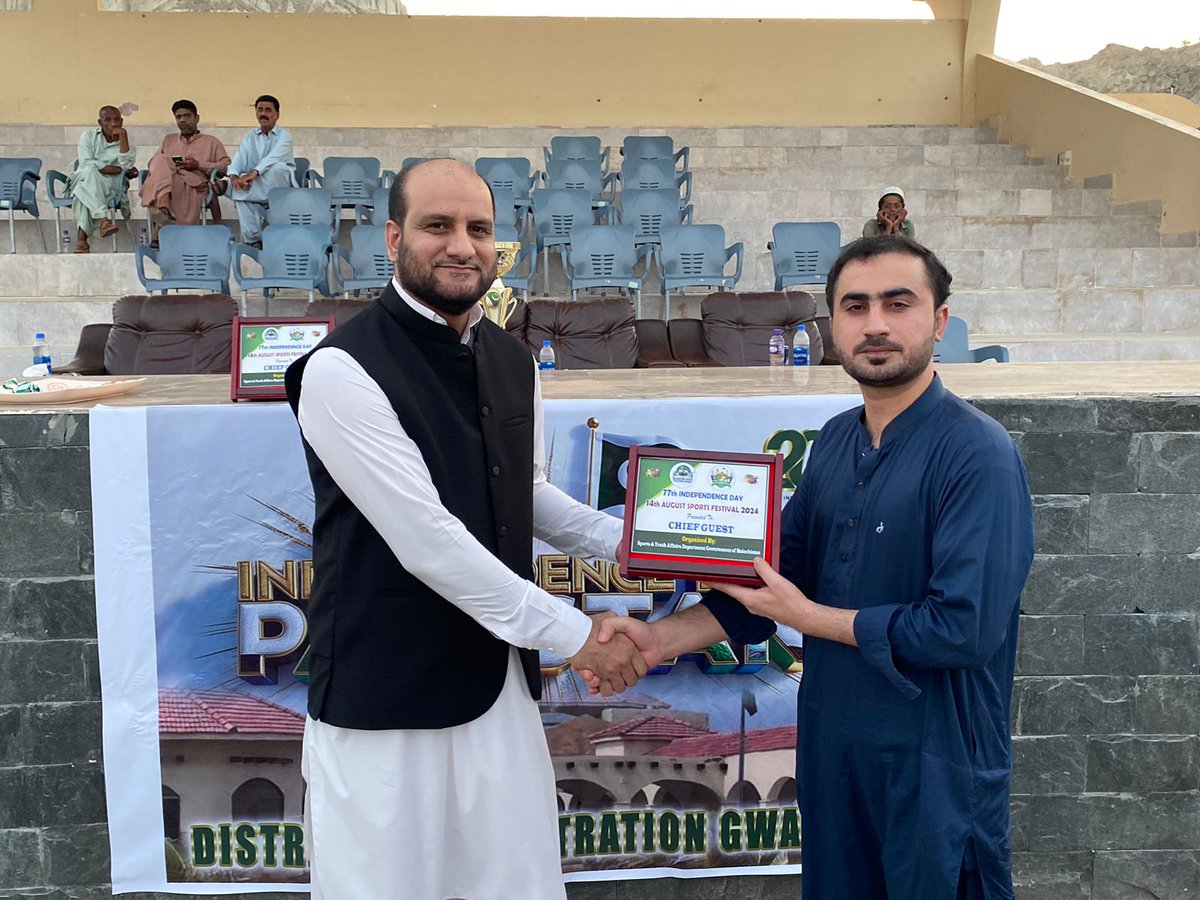 گوادر : آزادی کپ فٹبال میچ کی پرجوش اختتامی تقریب کے دوران مہمان خصوصی کرنل راشد محمود اور ایڈیشنل ڈپٹی کمشنر جنرل تابش علی بلوچ نے بہترین کارکردگی کا مظاہرہ کرنے والے کھلاڑیوں میں انعامات تقسیم کیے۔