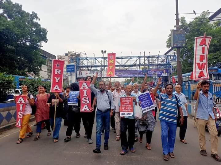 ryaindia's tweet photo. #RYA, #AISA, #AIPWA organized a protest in front of NRS Medical College demanding justice for the brutal rape and murder of RG Kar Hospital's doctor.
আর জি কর মেডিকেল কলেজে চিকিৎসকের ধর্ষণ ও খুনের বিচারের দাবিতে এন আর এস হাসপাতালের সামনে প্রতিবাদ বিক্ষোভ.
#justiceforrgkardoctor https://t.co/ISM9JOHO5r