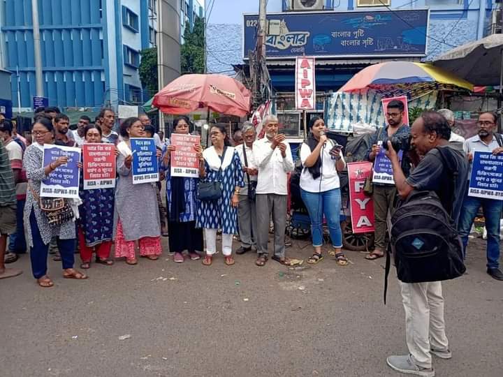 ryaindia's tweet photo. #RYA, #AISA, #AIPWA organized a protest in front of NRS Medical College demanding justice for the brutal rape and murder of RG Kar Hospital's doctor.
আর জি কর মেডিকেল কলেজে চিকিৎসকের ধর্ষণ ও খুনের বিচারের দাবিতে এন আর এস হাসপাতালের সামনে প্রতিবাদ বিক্ষোভ.
#justiceforrgkardoctor https://t.co/ISM9JOHO5r