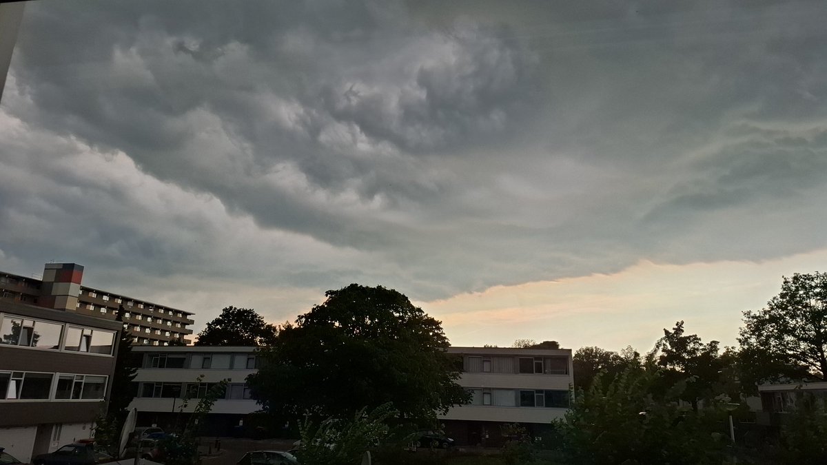mar10dw's tweet photo. #buien #noodweer https://t.co/KAsGAnUDJE