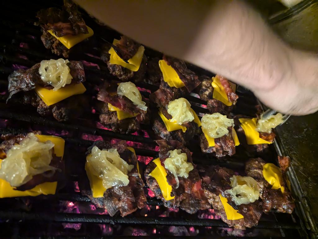 wilsaoo90's tweet photo. Burgues Burgues queso , tocino crocante , bbq , cebolla caramelizada , Chimichurri criollo . Q tal ?? https://t.co/YAZ8Dfl39B