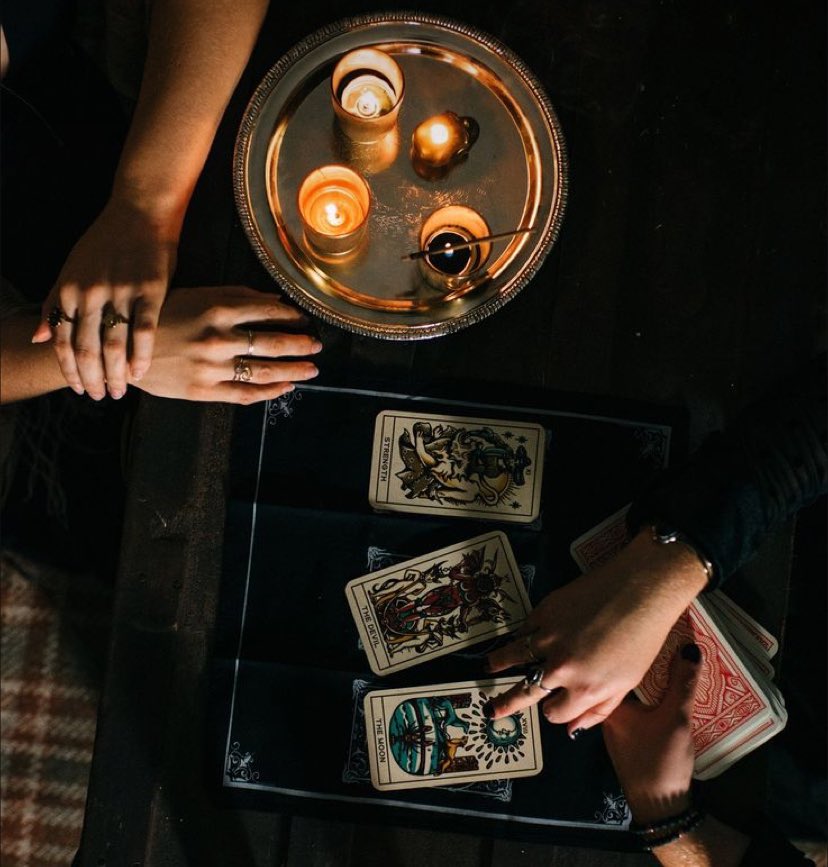 LunaMothTarot's tweet photo. 🔮Radim DA/NE odgovore koristeći Tarot karte! Možete me pitati pitanje u DM, koncipirano tako da izvlačenjem karte odgovorim sa da ili ne. Hajde da vidimo šta karte večeras imaju za vas! 
Odgovaram svima odmah i akcija traje dok se ne uspavam! ✨
Hvala najlepše svakome ko ovaj post podeli! 🦋🙏🏼