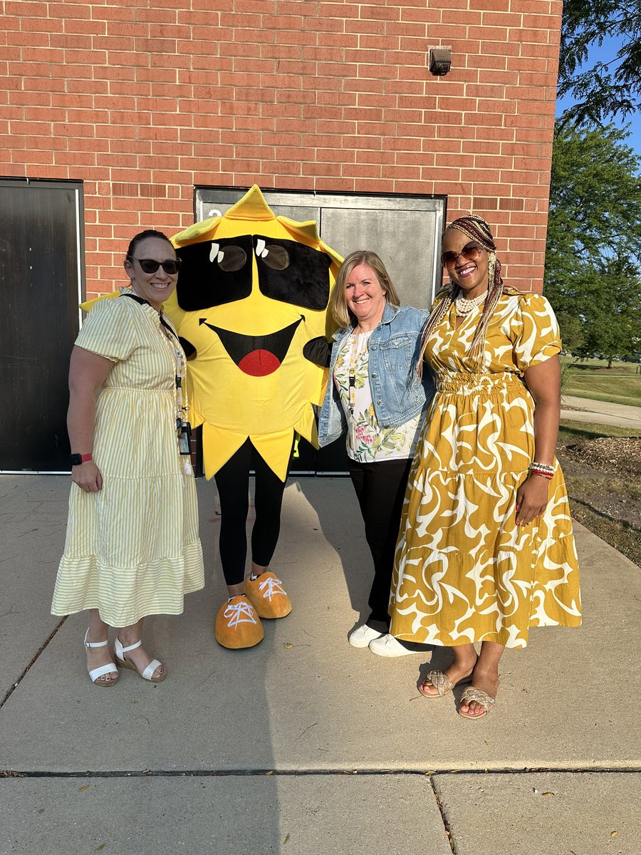 JSchwardt's tweet photo. The Sun-sational Admin team at Horizon is ready for the first day of school! #U46FirstDay2024 @DrKDBPrincipal https://t.co/0eb4VXdLRd