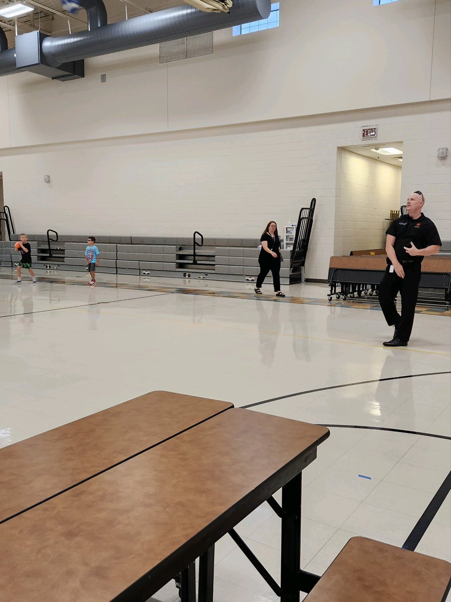 CommunityDv's tweet image. Does anyone recognize this student? 😊 This morning, Dr Finch tossed the football around with our Sonoran Foothills B&amp;amp;A program students. Looks like a great start to a Tuesday morning! Keep your eye on the students, we might have some future football players in our DVUSD Schools