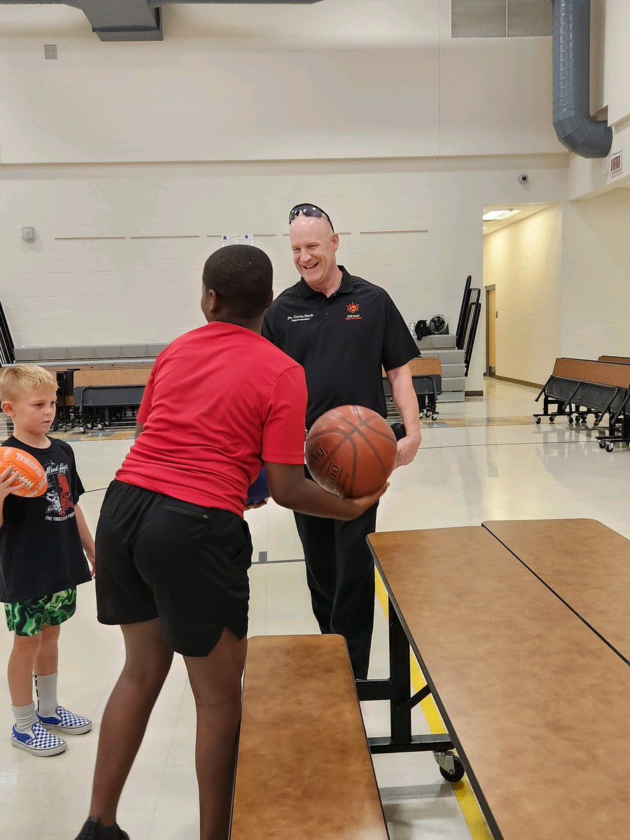 CommunityDv's tweet image. Does anyone recognize this student? 😊 This morning, Dr Finch tossed the football around with our Sonoran Foothills B&amp;amp;A program students. Looks like a great start to a Tuesday morning! Keep your eye on the students, we might have some future football players in our DVUSD Schools