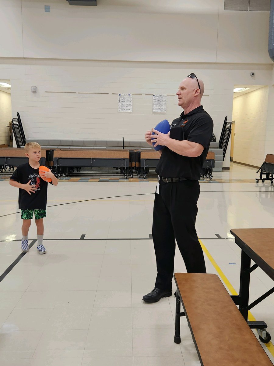 CommunityDv's tweet image. Does anyone recognize this student? 😊 This morning, Dr Finch tossed the football around with our Sonoran Foothills B&amp;amp;A program students. Looks like a great start to a Tuesday morning! Keep your eye on the students, we might have some future football players in our DVUSD Schools