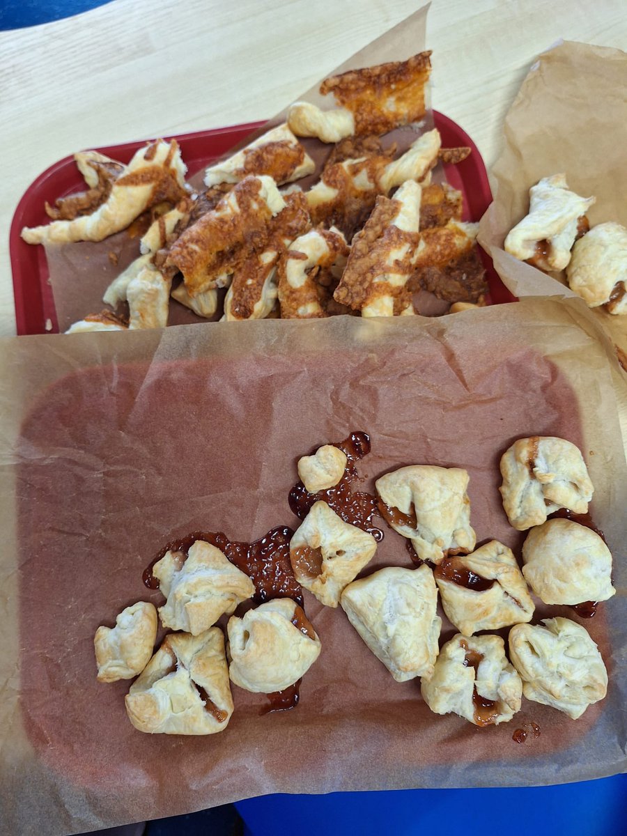 Super start to the last week of holiday club! Dinosaurs in ice, games outside, creative crafts and yummy baking! 😋🤩🦕