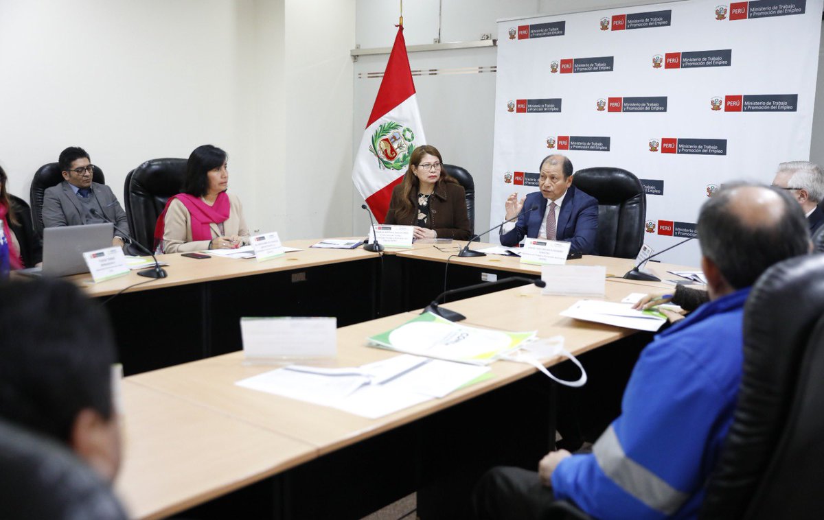 SunafilPeru's tweet photo. [LO ÚLTIMO]
✅ La Superintendente Flor Cruz Rodríguez participó de la sesión conmemorativa por el 12° aniversario de la instalación del Consejo Nacional de Seguridad y Salud en el Trabajo (#CONSSAT), la cual estuvo precedida por el ministro del @MTPE_Peru, Daniel Maurate Romero. https://t.co/BYUqleikqY