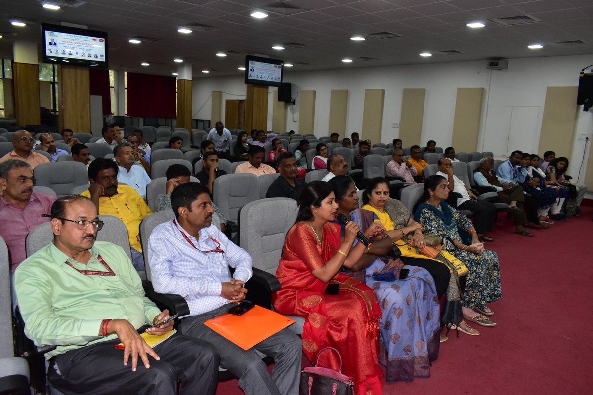 HqPostal's tweet image. Today, Peenya Industries Association(PIA) has organised Intercation meeting (#DCDP) in association with ESIC &amp;amp; India post. Shri A Kishore, Dy Director Incharge ESIC SRO Peenya and Shri H M Manjesh, The Chief Postmaster Bengaluru GPO grace the event. 
#DakChaupal
#DakSewaJanSewa