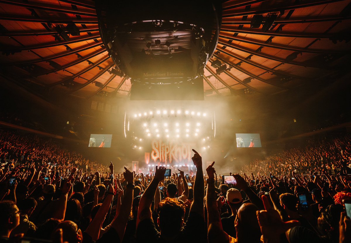 slipknot's tweet photo. “We come to you LIVE from Madison Square Garden.” Thank you, New York City. @TheGarden 

📸 @samshapiromedia https://t.co/V4R1rvD4XL