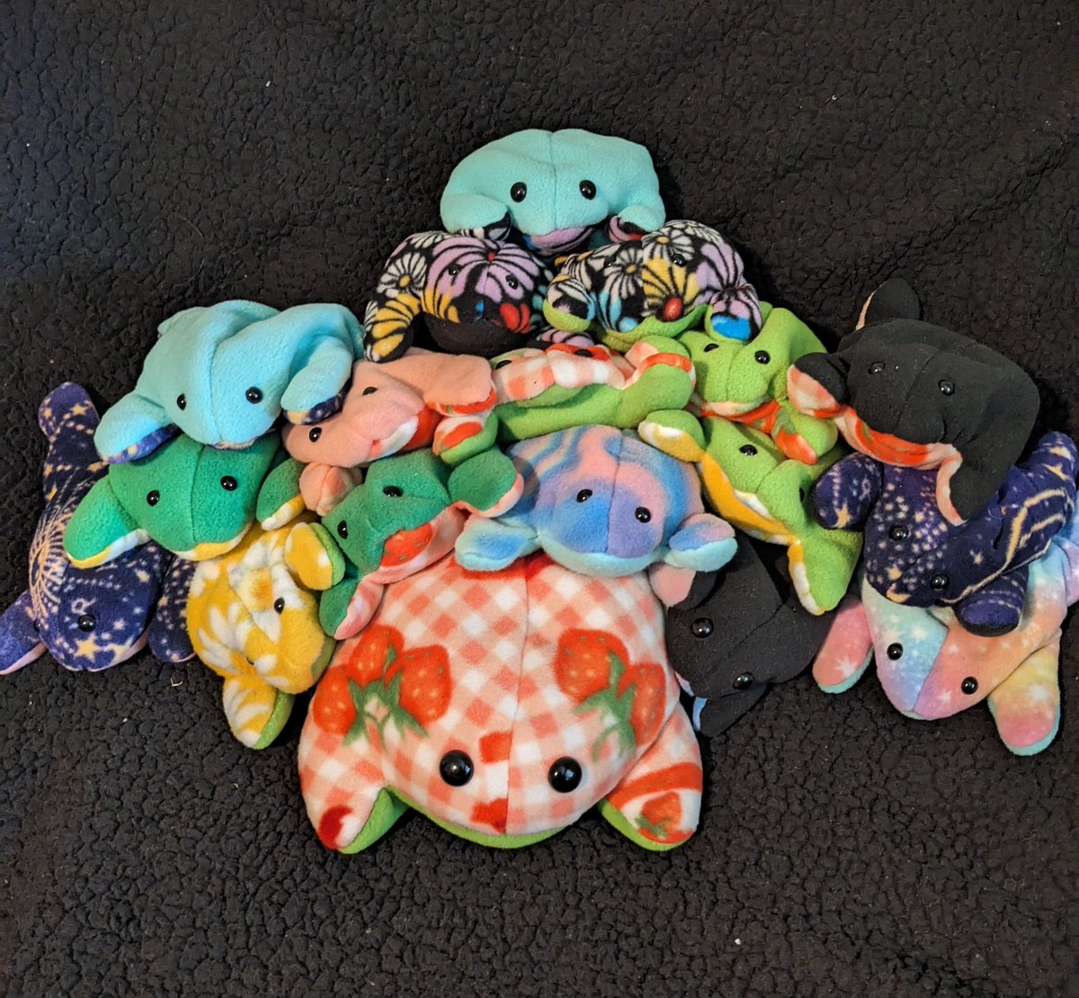 Lil_bit_batty's tweet image. Frog mother and her young

#frog #frogs #frogplush #plush #beanbag