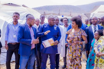 Ikiriho's tweet photo. 🇧🇮#Burundi L'ONG #GDCB honorée par la visite de la Première Dame
La @Burundi1stLady a visité le poste de soins de #Mubimbi en @MairieBuja ce 13 août. Elle a salué les efforts menés par Global Development Community Burundi -@gdcb22- , avec l'appui de l'@WHO et de l'@UNICEF_Burundi pour la continuité des services visant à améliorer la santé des déplacés internes.