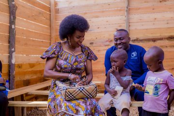 Ikiriho's tweet photo. 🇧🇮#Burundi L'ONG #GDCB honorée par la visite de la Première Dame
La @Burundi1stLady a visité le poste de soins de #Mubimbi en @MairieBuja ce 13 août. Elle a salué les efforts menés par Global Development Community Burundi -@gdcb22- , avec l'appui de l'@WHO et de l'@UNICEF_Burundi pour la continuité des services visant à améliorer la santé des déplacés internes.