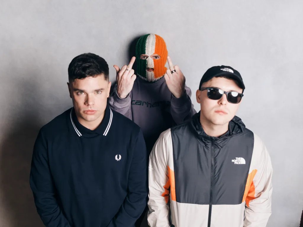 Timo_the_Savage's tweet photo. I've always struggled with learning Gaelic but between Google translate and @KNEECAPCEOL I'm actually picking up a bit!

They've got bigger hits but this song is absolute poetry and these guys are brilliant in both languages - raw fucking talent!

https://t.co/UjPZ6zWMh8 https://t.co/Nkf4fy19WN