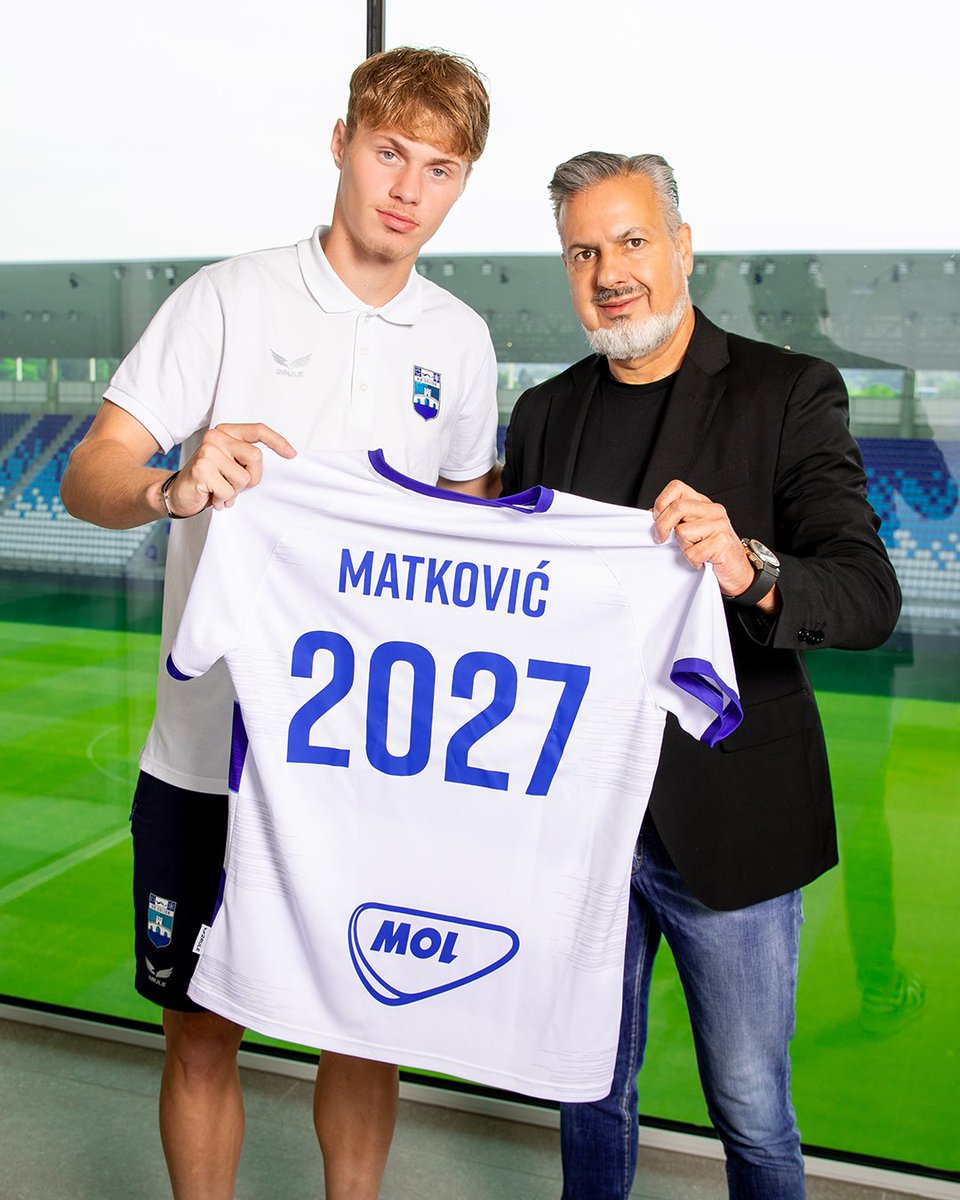 FiorentinaZone's tweet photo. Il #Genoa ha messo gli occhi su #Matkovic dell'Osijek, attaccante classe 2006. Il suo arrivo sbloccherebbe #Gudmundsson, su cui resta forte la #Fiorentina. Il Grifone monitora anche Fabio Silva del #Wolves per sostituire l'islandese

[@DiMarzio] https://t.co/nHNEpCNO1i