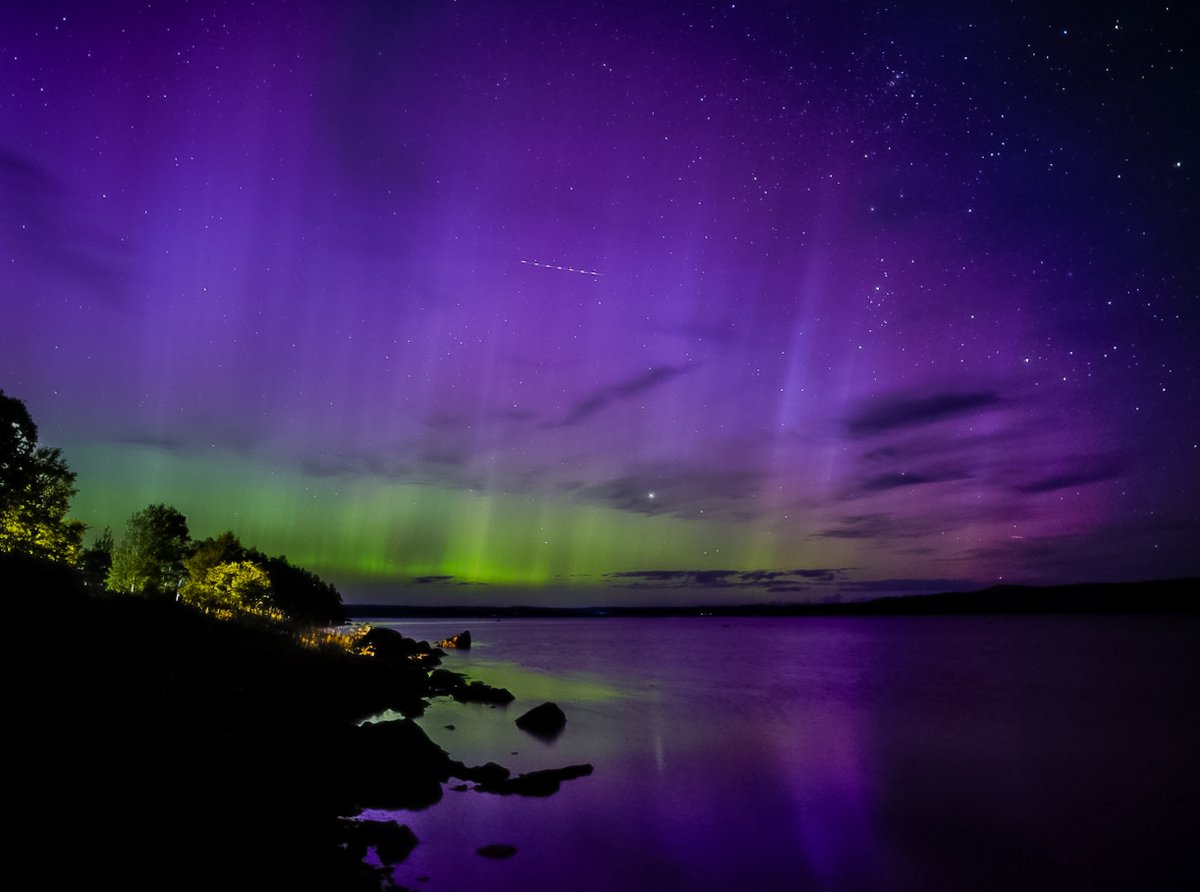 This photo from Port Blandford is stunning! 

Not only did Jodi Blackmore capture the #NorthernLights last night, but she also got a Starlink chain in the middle of the shot! #Auroraborealis 

Paging <a href="/SpaceX/">SpaceX</a> and <a href="/elonmusk/">Elon Musk</a>