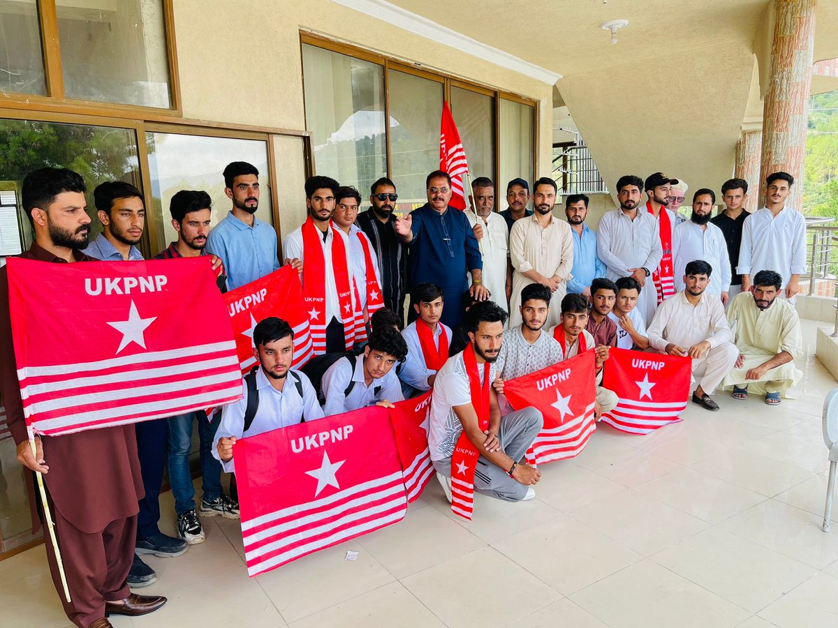 NasirKhanUKPNP's tweet photo. Degree College #Thorar #Poonch #AzadKashmir the #UKPNP student wing, #UKNSO held a grand program.Students in large number joined &amp; formed KNSO Unit.They pledged their commitment to the party's manifesto.Sardar Rashid Yousaf administered the oath to the cabinet. 
@shaukatkashmiri https://t.co/W9YYXnhQBJ