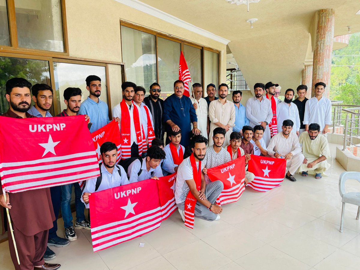 NasirKhanUKPNP's tweet photo. Degree College #Thorar #Poonch #AzadKashmir the #UKPNP student wing, #UKNSO held a grand program.Students in large number joined &amp; formed KNSO Unit.They pledged their commitment to the party's manifesto.Sardar Rashid Yousaf administered the oath to the cabinet. 
@shaukatkashmiri https://t.co/W9YYXnhQBJ