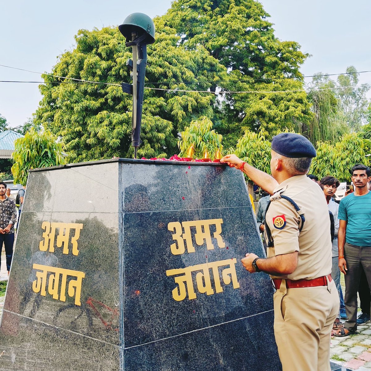 KrNeerajJadaun's tweet photo. शहीदों की चिताओं पर जुड़ेंगे हर बरस मेले। 
वतन पर मरनेवालों का यही बाक़ी निशाँ होगा॥ 

#HardoiDiaries https://t.co/umuyh2MhHK