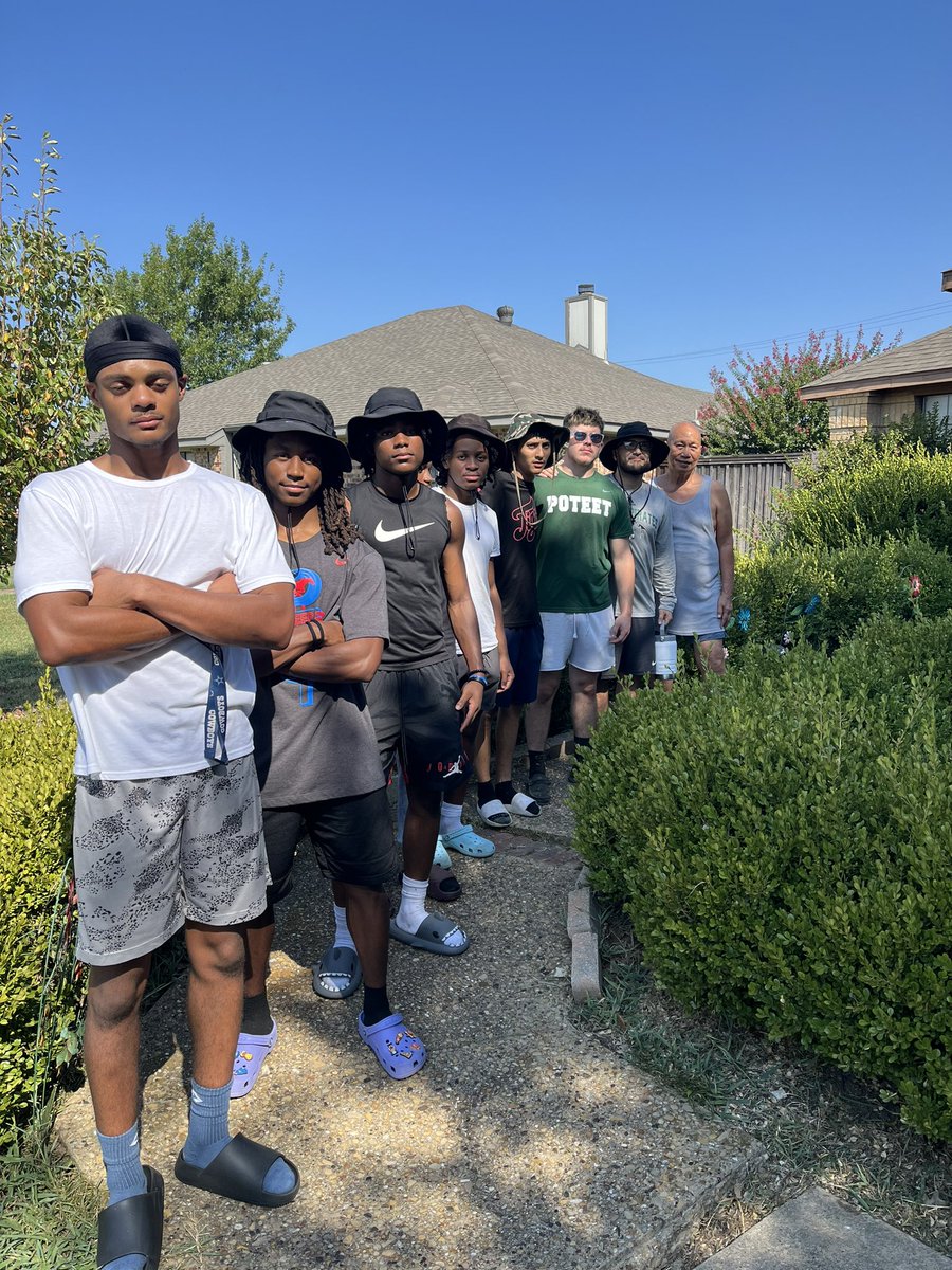 velasquezcoach's tweet photo. WR’s and QB’s are ready to SERVE! We had a good time putting smiles on faces this morning mowing some lawns. So blessed to have a group of boys that love their community! #PirateStrong @mesquiteisdATH @KellyLong23 @rwmclain  @PoteetRecruits https://t.co/I5U2fE3VMu