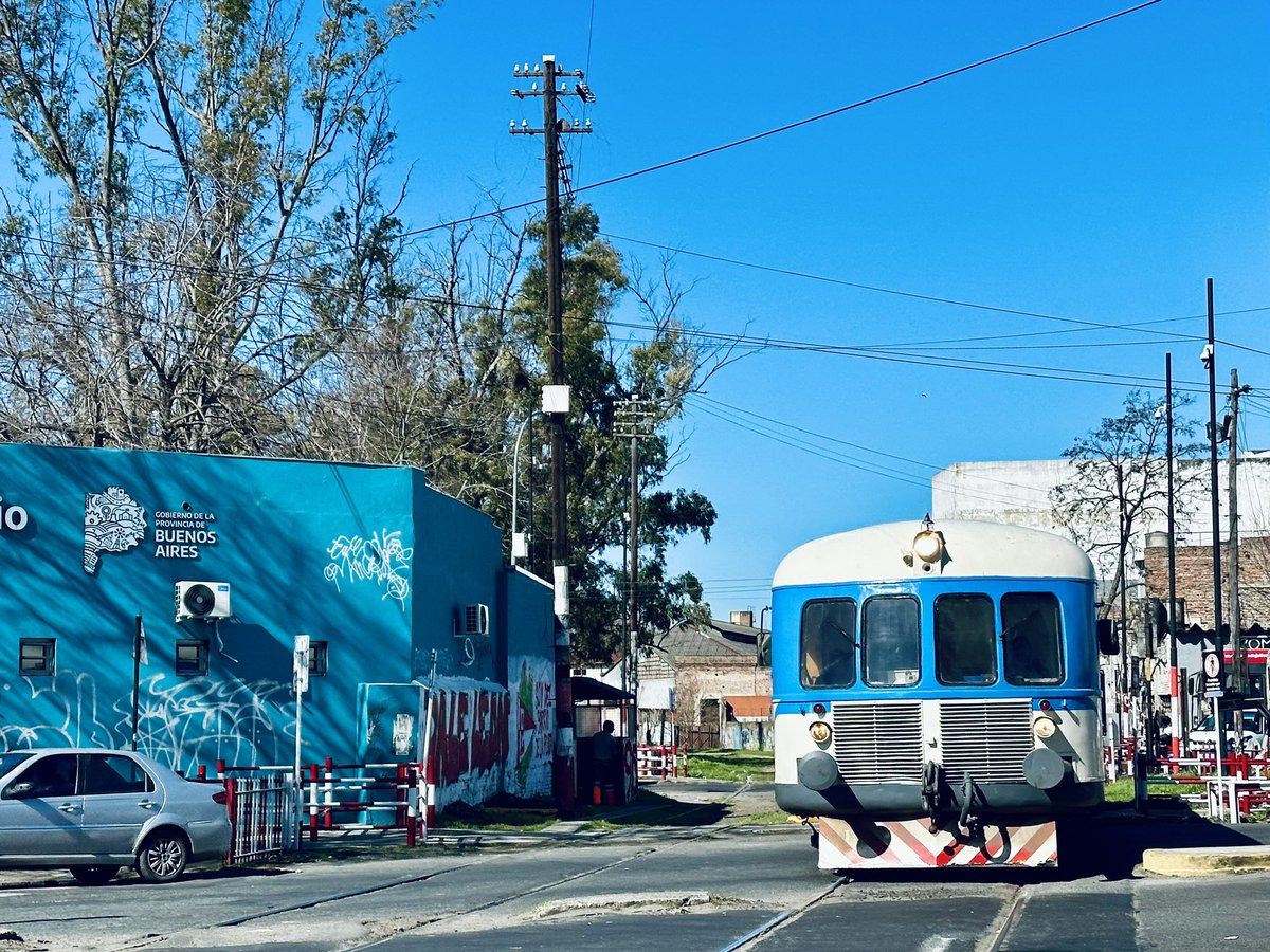 taisetsukuzure's tweet photo. La Plata名物、1940年代製の気動車NOHAB。抜けるような青空にアルゼンチンブルーの車体が映える素晴らしい車両。 https://t.co/zqVAkqkjaA
