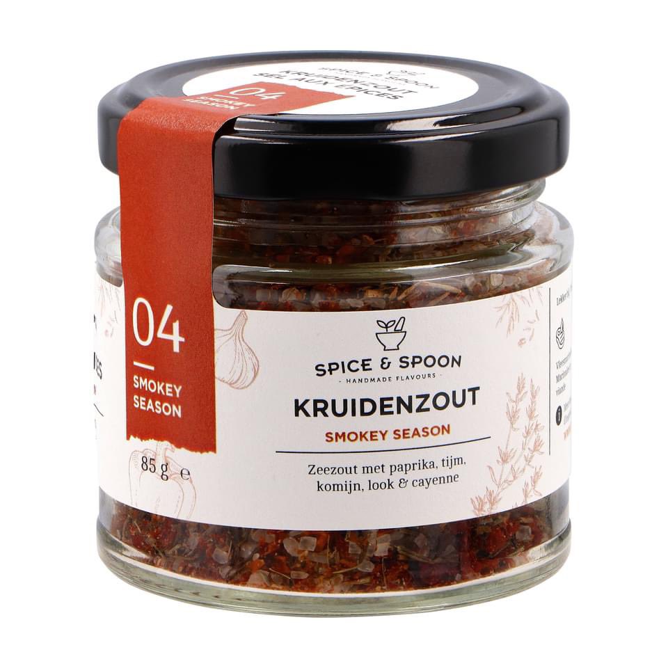 bommelenbommel's tweet image. Nieuw in ons assortiment. Smokey Season van Spice &amp;amp; Spoon

Een kruidenzout op basis van gerookte paprika, tijm, look &amp;amp; cayenne. Lekker bij vleesgerechten maar ook heerlijk bij pastagerechten of ovenschotels

#bbq #zout #bbqlovers  #Webshop #onlineshopping
bommelenbommel.nl