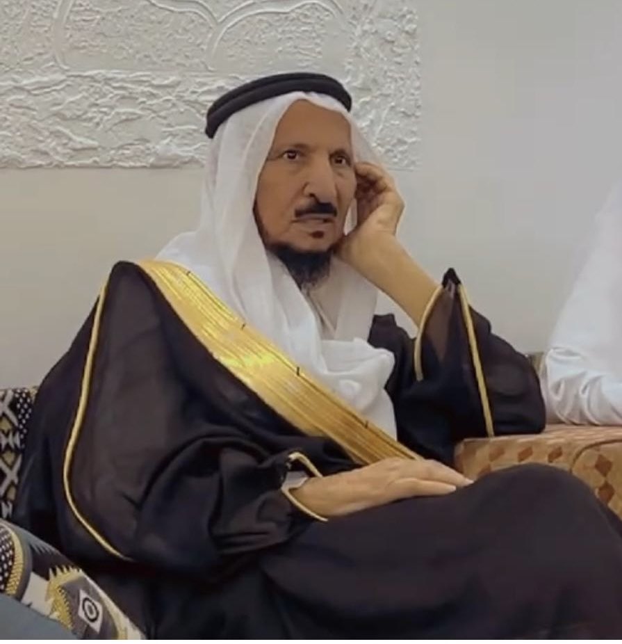 khalidalsamhan2's tweet photo. احسد الارض على عاشق 
لم يجعل حنينها يطول 
فوطأها وقبّلت اقدامه 
واحسد باسقات على مغرم 
لم يجعل انينها بسماءها يجول 
فتناول ثمارها وزالت آلامه 
هنيئاً للمكان ذلك الشعورُ 
بالسعادة والامان 
هنيئاً للماء وللطير فالسماء 
هنيئاً لعناقيد العنب والتين
والرمان عودة الروح 
وابتسامة الفرح 
على محيا اسوار المزرعة 
قصة عشق  لا يعرفها إلا القليل
وما اروعه
إذا كانت قراءتي لمشاعر لتلك الاشياء فما بالي بكم وعناقكم محبين وزائرين وما اكثر احباب والدي الكبير صغيّر السمحان متعه الله بالصحة والعافية .. والحمد لله على سلامته