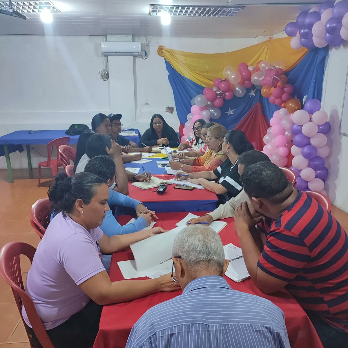 incesdelta1's tweet photo. #DeltaAmacuro || La Profa. Yecenia Valderrey, Gerente Regional del Inces en Delta Amacuro realizó una reunión con su consejo de gestión para organizar y ejecutar las diferentes actividades entorno al aniversario 65 de Inces en Venezuela. 

#latécnicaqueinspira #aprendelatécnica https://t.co/2TK5l4FdHS