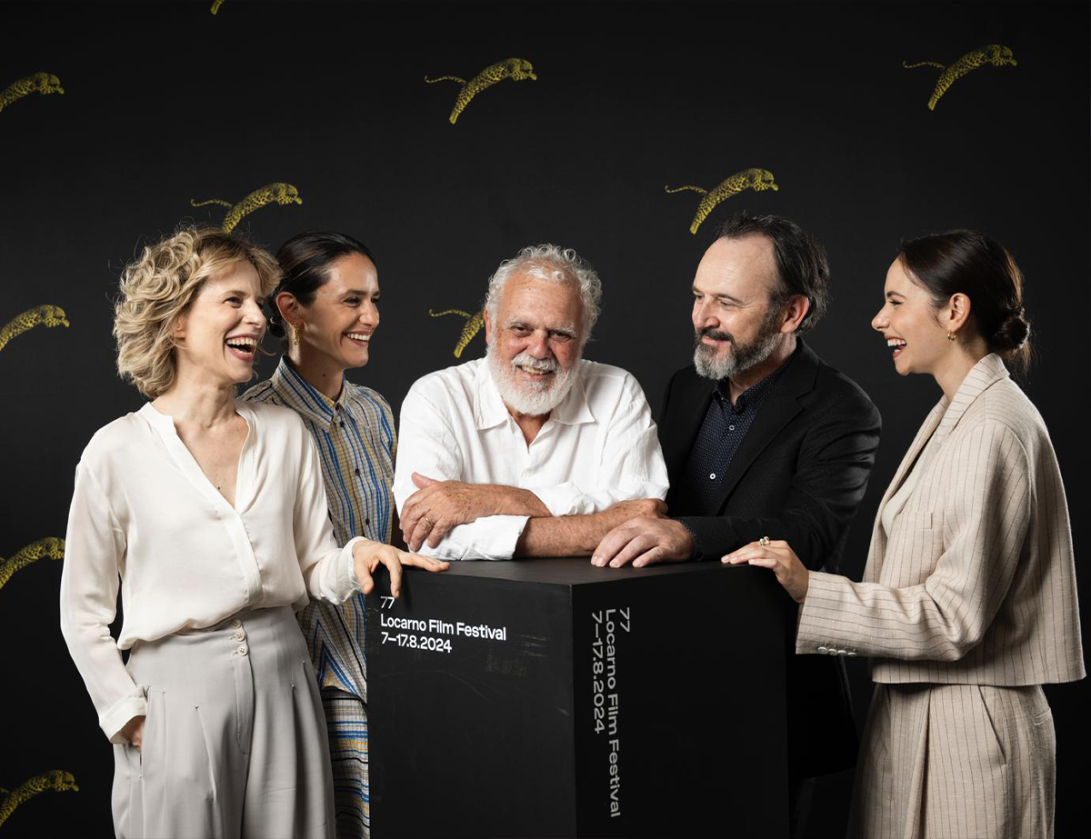 Kavac Film (@kavacfilm) on Twitter photo Marco Tullio Giordana, Sonia Bergamasco, Paolo Pierobon, Valentina Bellè, Beatrice Barison al photocall di #Locarno77 per la presentazione in anteprima de La Vita Accanto. Il film sarà in sala dal 22 agosto.
Ph. <a href="/FilmFestLocarno/">Locarno Film Festival</a> / Ti-Press Marco Tullio Giordana, Sonia Bergamasco, Paolo Pierobon, Valentina Bellè, Beatrice Barison al photocall di #Locarno77 per la presentazione in anteprima de La Vita Accanto. Il film sarà in sala dal 22 agosto.
Ph. <a href="/FilmFestLocarno/">Locarno Film Festival</a> / Ti-Press