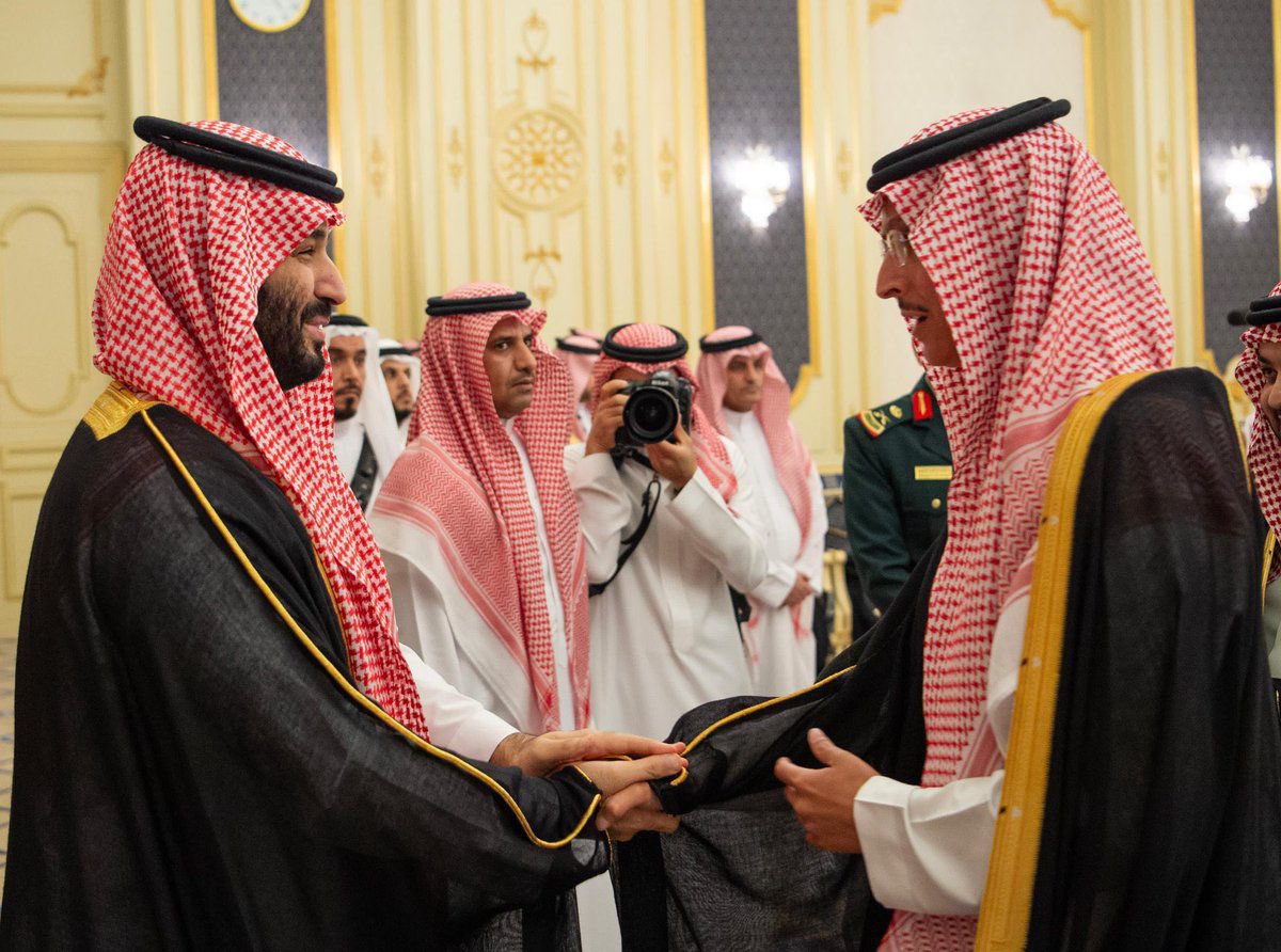 naifco's tweet photo. صورة تجسد قيم الأصالة وشيم الملوك أبناء الملوك من مدرسة سلمان بن عبدالعزيز

سمو سيدي #ولي_العهد  مقبلاً يد أخيه الأكبر سمو الامير سلطان بن سلمان، وذلك أثناء استقباله الأمراء والعلماء وجمعًا من المواطنين في قصر السلام بـ جدة #ولي_العهد_يستقبل_المواطنين https://t.co/5oDPd6OArf