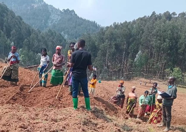 DAP_Rutsiro's tweet photo. Mu ngo zabo, mu kazi bakora, mu matsinda, mu #nteko abaturage babamo, intore mu ikoranabuhanga za @RISARwanda muri @RutsiroDistrict , tubasangayo tukabahugura gahunda ya #byikorere.
Mu tugari twose tugize akarere, ibi birakorwa kandi ubwitabire buri hejuru. https://t.co/Ef5L8neCgs