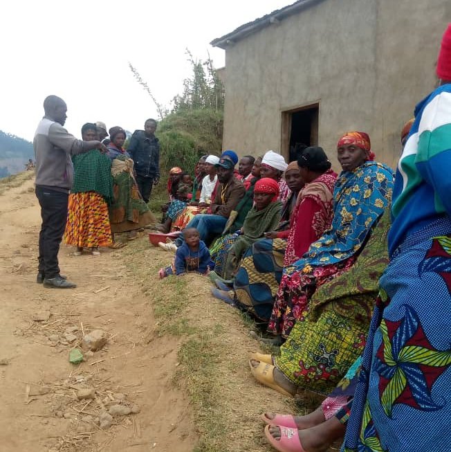 DAP_Rutsiro's tweet photo. Mu ngo zabo, mu kazi bakora, mu matsinda, mu #nteko abaturage babamo, intore mu ikoranabuhanga za @RISARwanda muri @RutsiroDistrict , tubasangayo tukabahugura gahunda ya #byikorere.
Mu tugari twose tugize akarere, ibi birakorwa kandi ubwitabire buri hejuru. https://t.co/Ef5L8neCgs