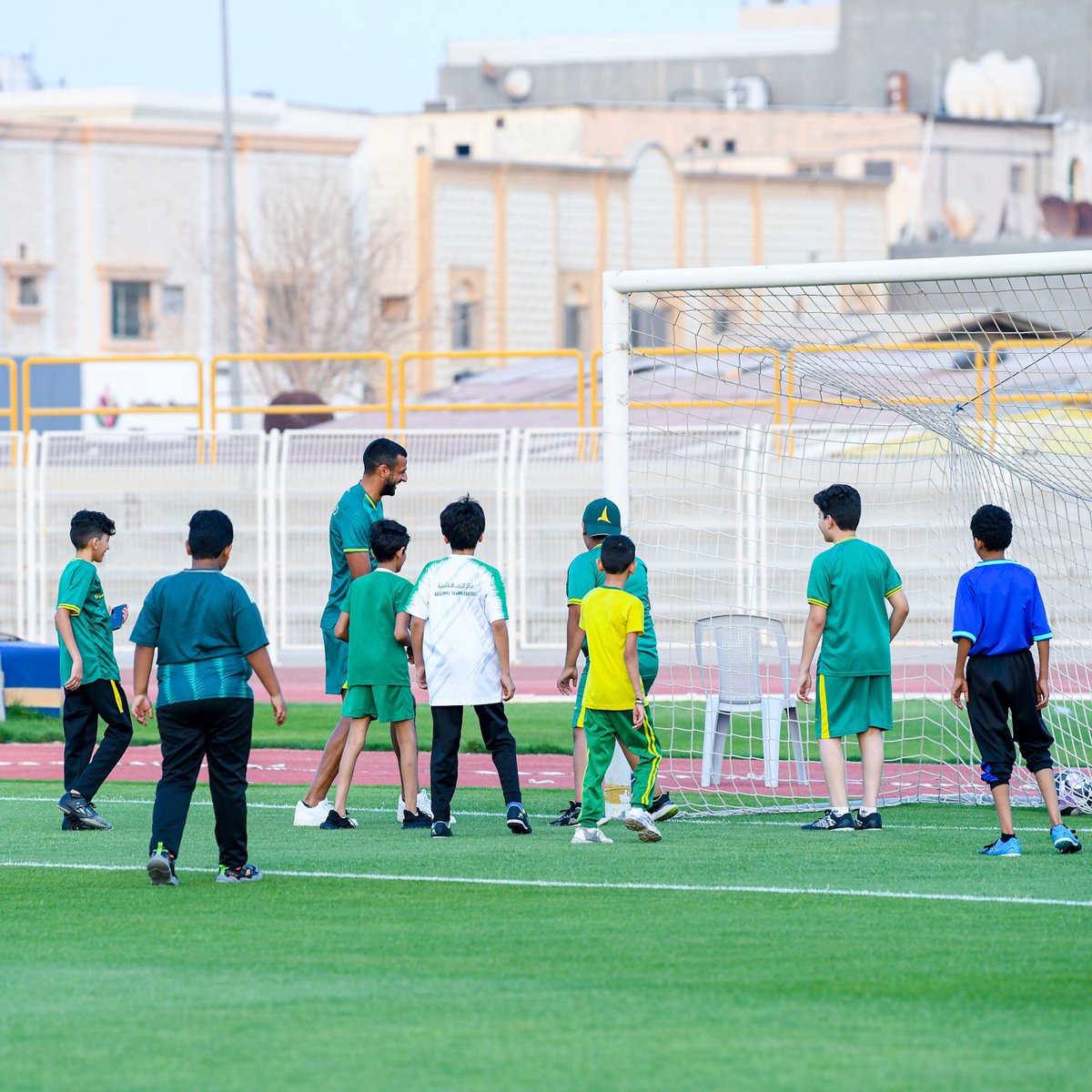 Khaleejclub's tweet photo. 📸 مبـادرة #المسؤولية_الاجتماعية_بنادي_الخليج  «كهاتين» .. الرياضة تزهو بتكاتف المجتمع 🖐🏻 https://t.co/1MYggiSNKo