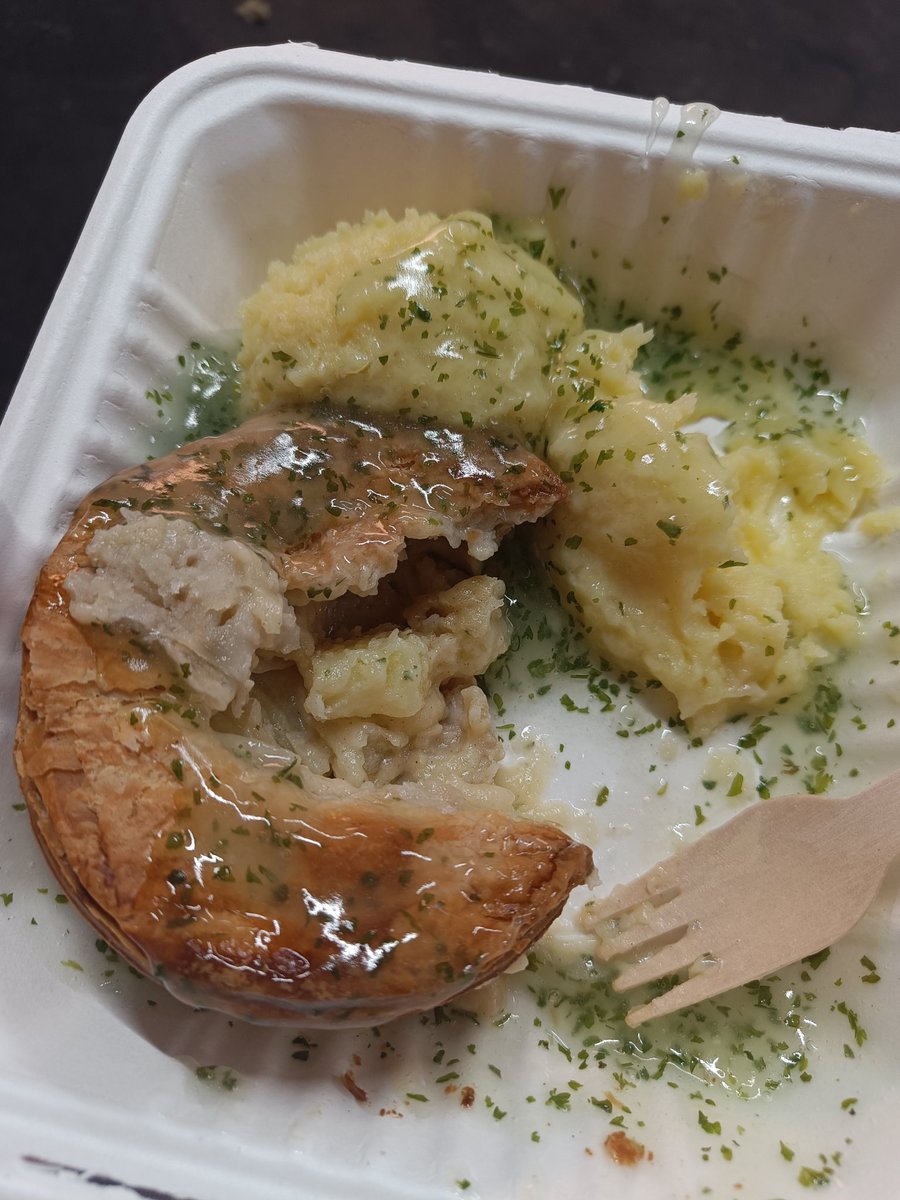 CymruOllie's tweet photo. Couldn't come all this way and not do a #PieWatch.
Cheese, Onion & Potato pie with mash & the infamous liquor sauce (a cream sauce with parsley). Honestly up there with the best food I've had at a match. ยฃ11.90 with the pint too, pretty good for London prices !! https://t.co/Rnwxo2VVu8