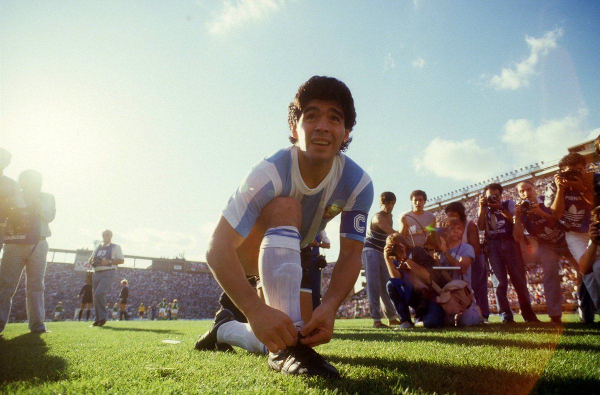 Los hijos de tus hijos.
Los nietos de tus nietos.
Pasarán generaciones, siglos y milenios...

Y siempre tu pueblo te amará. Nunca jamás te olvidará.

Argentina y Maradona, una misma palabra. Gloria eterna. 🇦🇷🌟