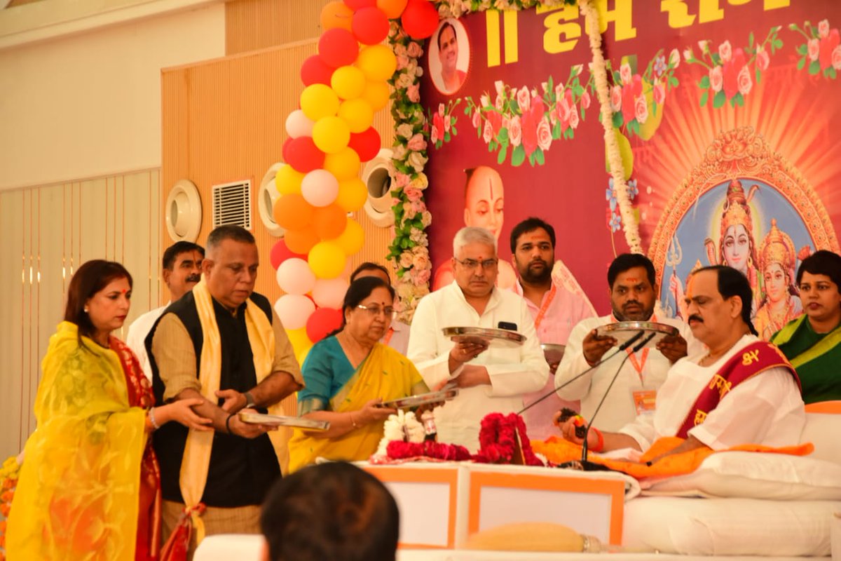 श्री राम कथा सुनने पहुंचे कई मंत्री और विशिष्ट अतिथि

भगवान किसी की सेवा और सत्कर्म का फल उधर नहीं रखते - प्रेम भूषण महाराज

उत्तर प्रदेश के परिवहन मंत्री दयाशंकर सिंह की माता जी ने और दयाल ग्रुप के चेयरमैन राजेश सिंह दयाल ने सपरिवार व्यास पीठ पर उपस्थित भगवान का पूजन किया।