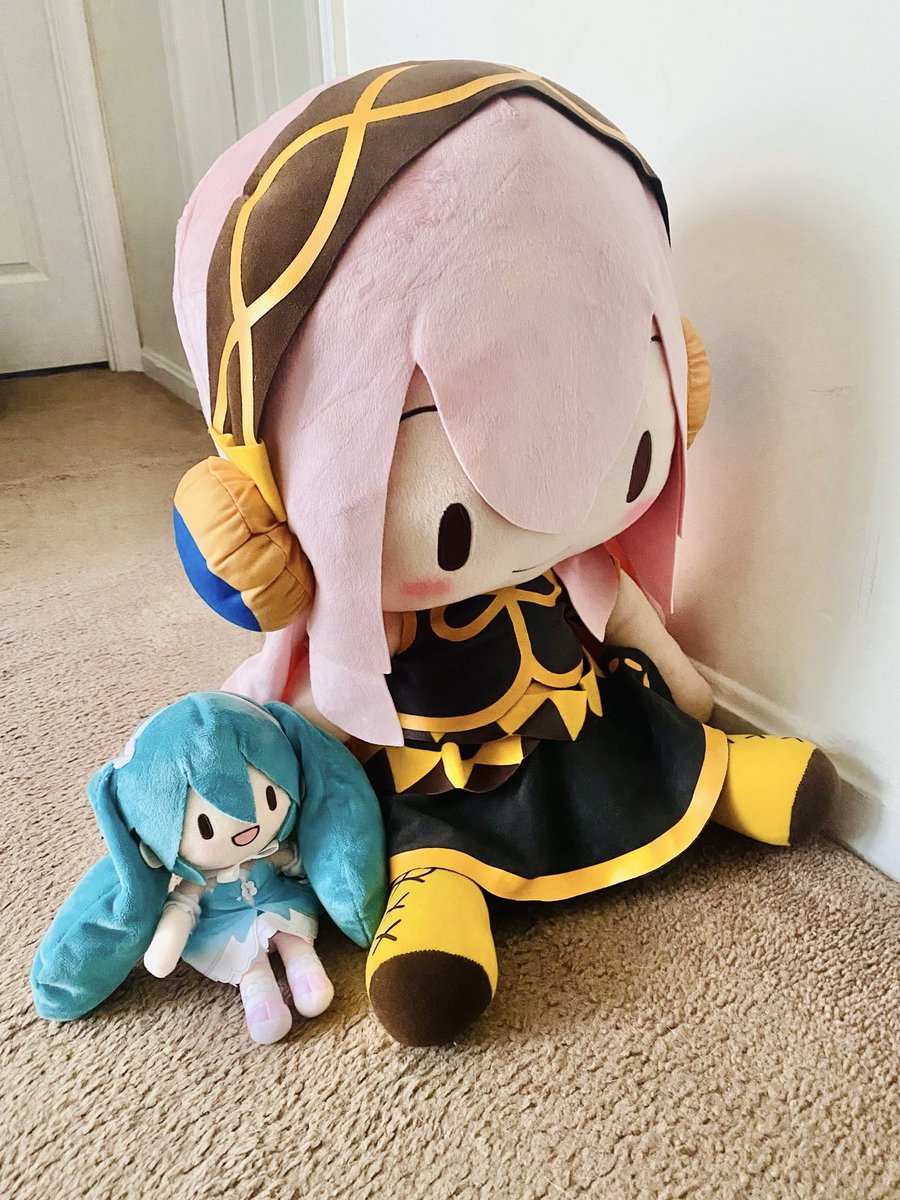 destinedpink's tweet photo. Tiny Virtual Singer Is Obsessed With Giant Girlfriend Who’s 4 Times Her Size

“I think she knows she’ll protect her” https://t.co/6Iv6ERfjxK