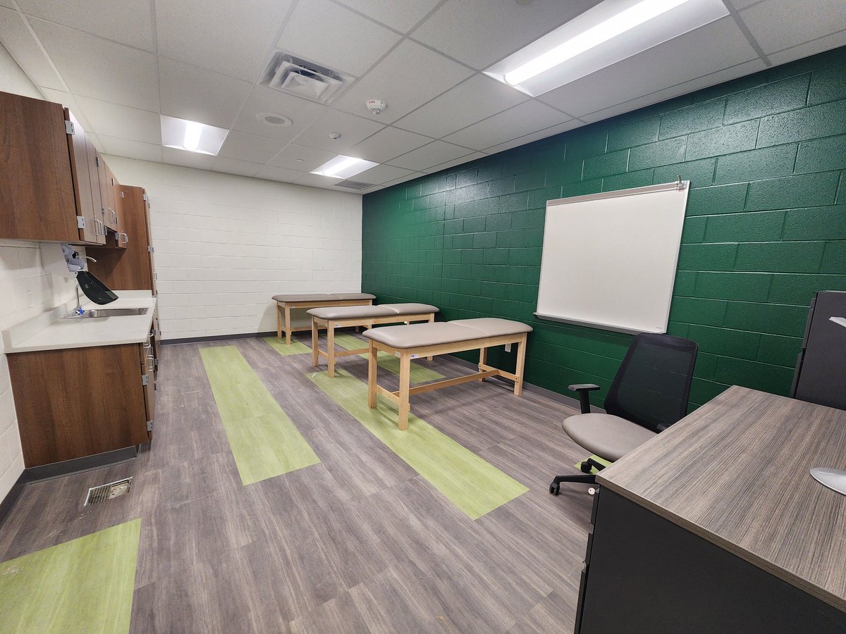 TrainerLauri09's tweet photo. Got the thumbs up to start moving in! Finally got those vinyl wood floors I've been dreaming of! https://t.co/E96xCBerC4