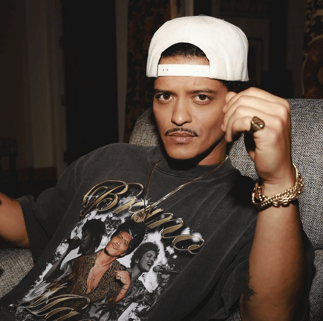 miss_lady_diva's tweet photo. SHE HAS ON A BRUNO MARS SHIRT!!!!! #BRUGA CONFIRMED!!!!!!!!! WAKE THE FUCK UP!!!!!!! https://t.co/eVYMZVcV6J