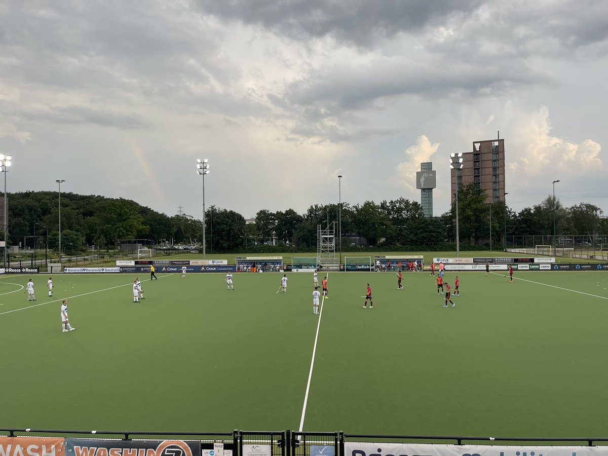 De mannen van Oranje-Rood en HCAS beginnen aan de voorbereiding op het nieuwe hockeyseizoen. Bij de Eindhovenaren ontbreken de Parijs-gangers. Bij de bezoekers veel spelers met een verleden bij Oranje-Rood. Interessante ontmoeting dus op een zwoele zomeravond.