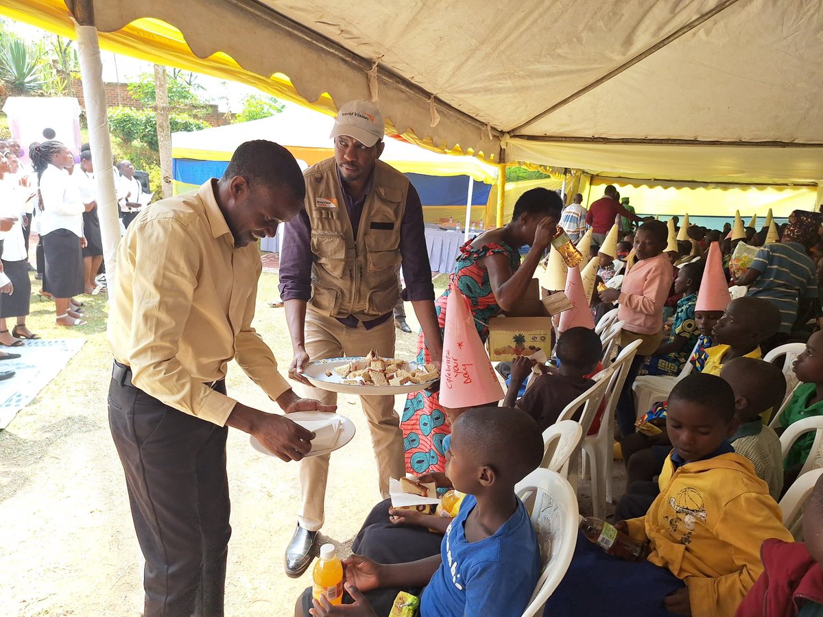 NgororeroDistr's tweet photo. Mu murenge wa #Matyazo habaye igikorwa cyo kwizihiza isabukuru y'amavuko y'abana 142 bo mu miryango itishoboye bafashwa na @WorldVision (Tunga cluster)
Bahawe matelas n'ibikoresho bitandukanye by'ishuli bakorerwa n’ubusabane.@RwandaWest
@DushimimanaL
@Uwambajemariya6 @cnkusi20 https://t.co/Zxv9b1f2JU