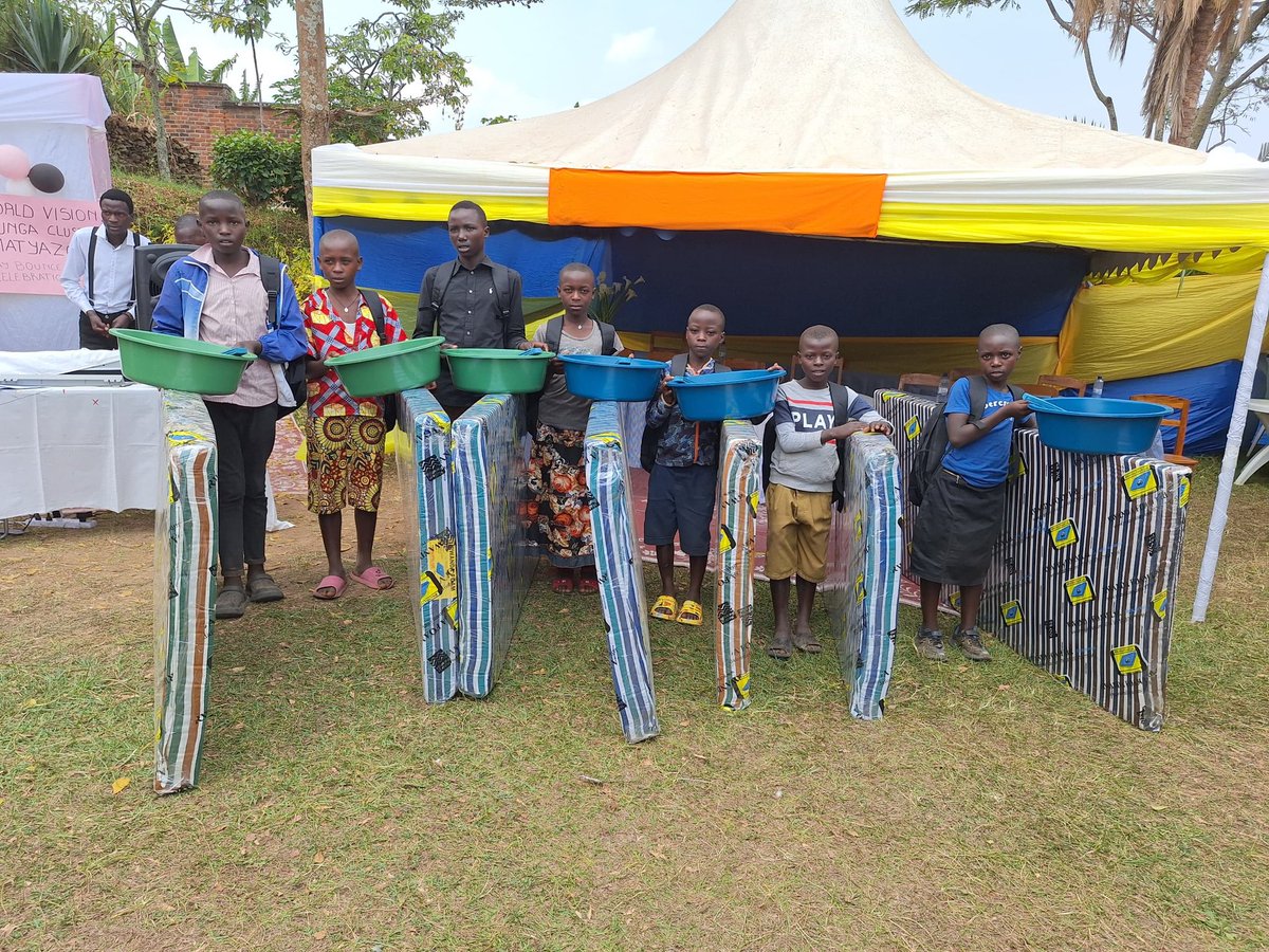 NgororeroDistr's tweet photo. Mu murenge wa #Matyazo habaye igikorwa cyo kwizihiza isabukuru y'amavuko y'abana 142 bo mu miryango itishoboye bafashwa na @WorldVision (Tunga cluster)
Bahawe matelas n'ibikoresho bitandukanye by'ishuli bakorerwa n’ubusabane.@RwandaWest
@DushimimanaL
@Uwambajemariya6 @cnkusi20 https://t.co/Zxv9b1f2JU