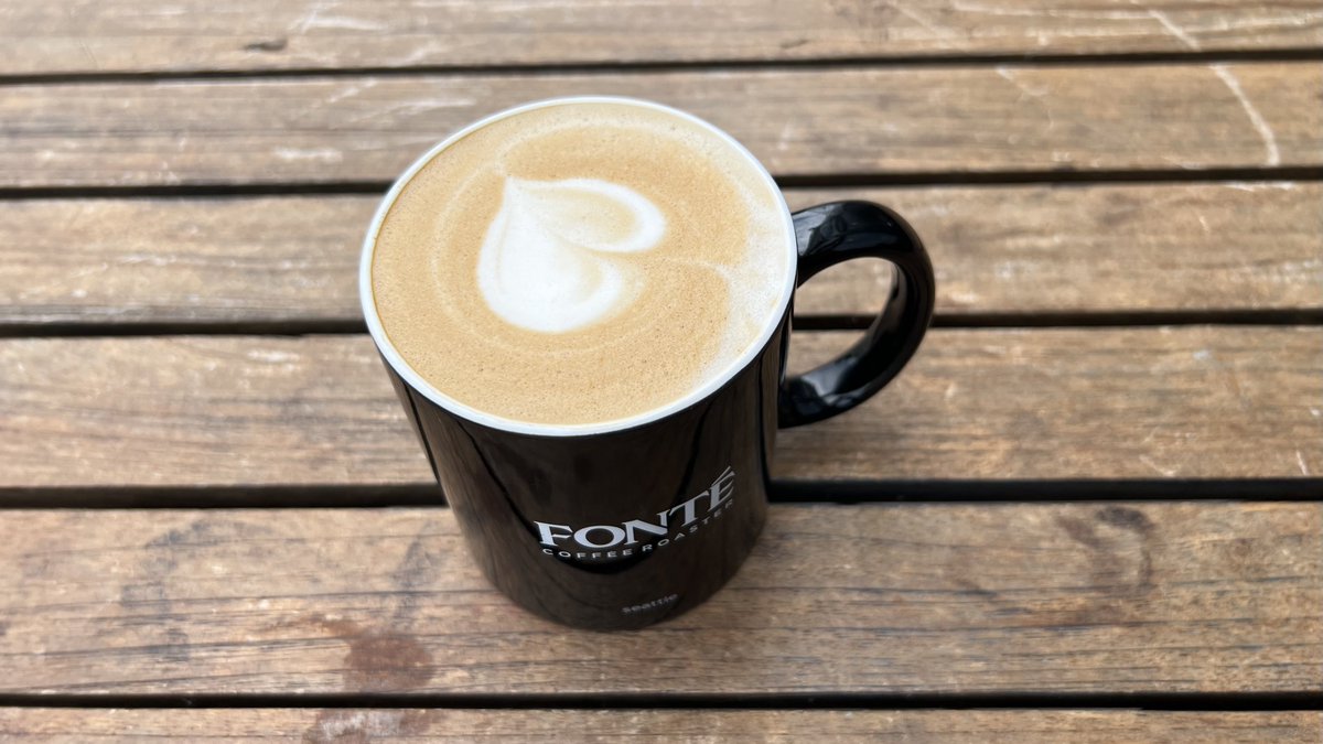 StoryInMyCoffee's tweet photo. Delicious cuppa at @FonteCoffee - Seattle, @TheVelvetFoam ☕️. https://t.co/oKJcFtnGV5